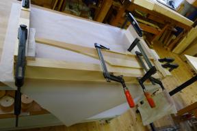 Einleimen der Klaviaturraum-Schürze .