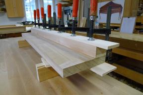 Verleimen von Stimmstock und Kämpfer .