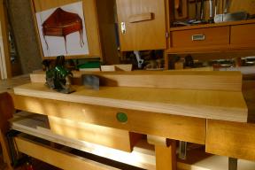 Nacharbeiten des Stimmstockfurniers mit Schiffshobel und Ziehklinge .