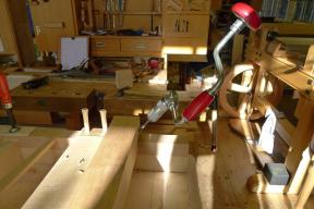 Bohren der Dübellöcher .