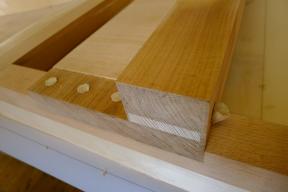 Eingeleimte Dübel werden bündig gesägt und gestemmt