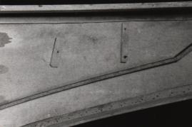 Bis zum Boden durchgeschraubte Leisten gegen das Aufwölben des Resonanzbodens