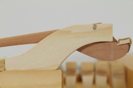 Hammerkapsel und Hammerstiel mit bauchig geformten Schnabelende und Schnabelplättchen aus Ahorn. Die Leimfläche der Kapsel auf der Taste ist großflächig und kann daher beim Entfernen Spuren von Absplitterungen im Holz der Taste hinterlassen.