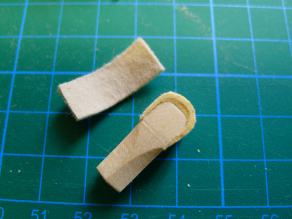 Zwei Schichten Leder werden mit einer Nutzschicht aus Hasenfilz abgedeckt