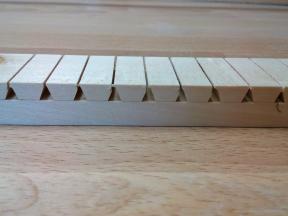 An den Spitzen werden die Schlitze aufgesägt. Hier noch ein Probestück