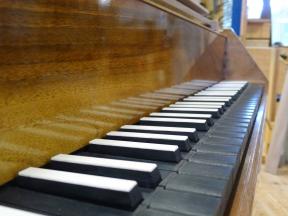 Klaviatur mit Schellack-poliertem Vorsatzbrett