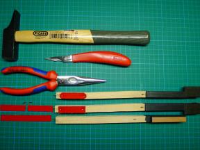 Auf dem Tastenende wird ein Polster für die aufstehenden Springer aufgenagelt