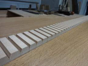 Fertig ausgesägte Dreiecke für die Kanzellenleiste