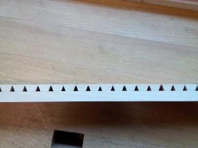 Durch aufleimen einer zweiten Leiste werden die ausgesägten Ecken wieder verschlossen