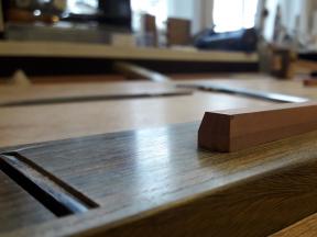 Ein Obertastenbelag aus Birnbaum