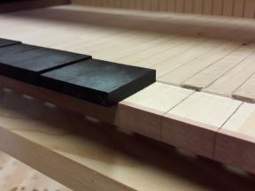 Auf der Oberseite werden die vorderen Untertastenbeläge aus Ebenholz in einen Falz eingesetzt