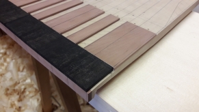 Klaviaturplatte mit Tastenbelägen der Untertasten - vor dem Aussägen/lower key covers before sawing 