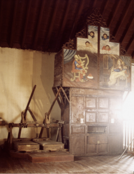 Fig. 5-1 : Coffret d’orgue aux vantaux peints et au buffet diversement décoré, fermé (Potosí, Bolivie) geschlossen (Potosí, Bolivien)