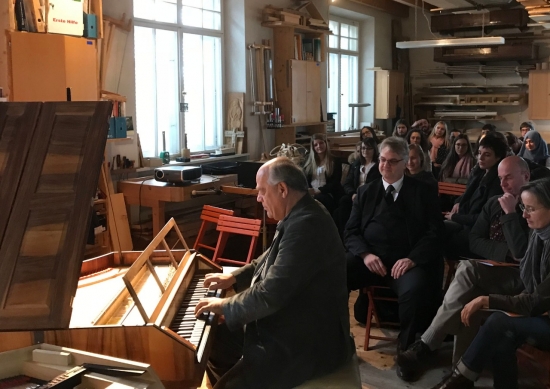 En clôture de la présentation des travaux des étudiants, le Prof. Christoph Hammer fait partager une présentation sonores des piano-forte construits a l'Institut.